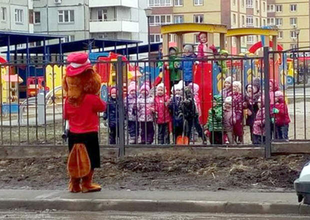 На безопасном расстоянии. На безопасном расстоянии.