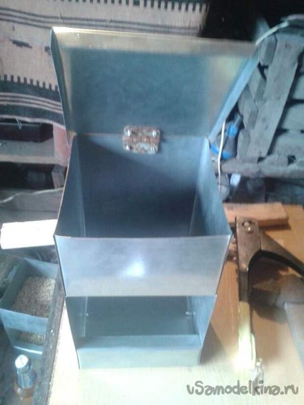 Автоматическая бункерная кормушка для ушастых питомцев кролей