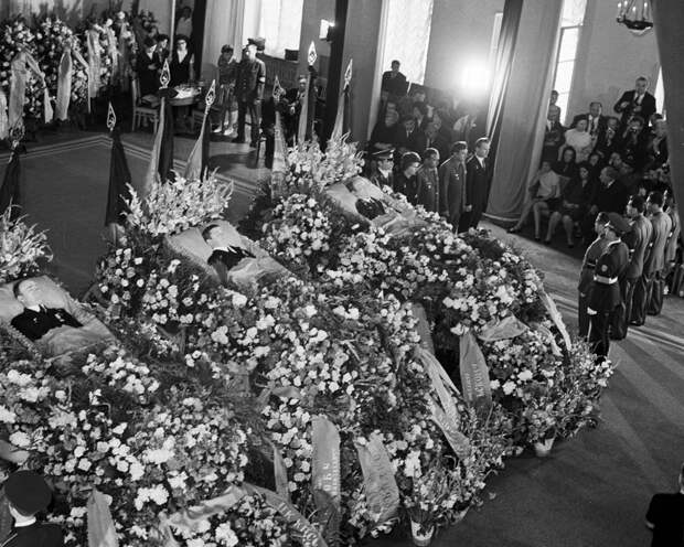Советские космонавты (справа) стоят в почётном карауле во время прощания с погибшими членами экипажа «Союз-11» Георгием Добровольским, Владиславом Волковым и Виктором Пацаевым.