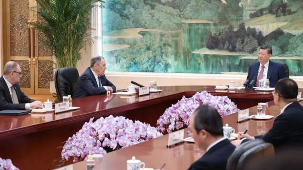 Си Цзиньпин попросил Лаврова передать Путину приветствия