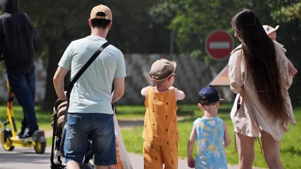 Психолог объяснила, как правильно рассказать детям о родах