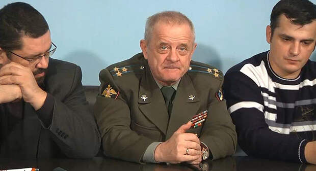 Владимир Квачков (в центре) 