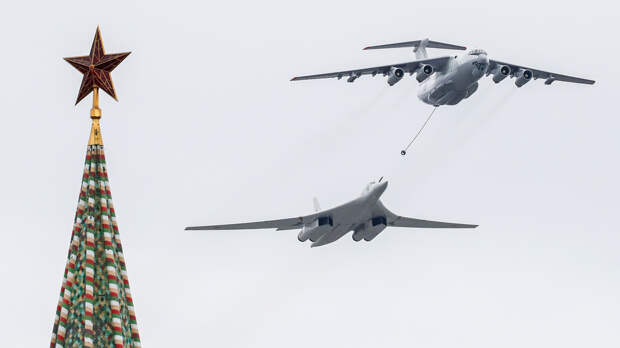 Самолет-топливозаправщик Ил-78 и стратегический бомбардировщик-ракетоносец Ту-160 на воздушном параде Победы в Москве, 9 мая 2020 года