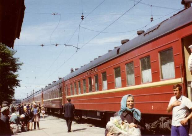 1975 год. Станция на Транссибе. Поезд Москва-Владивосток.