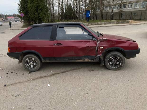 В Ржеве водитель легковушки нарушил ПДД и устроил аварию с мотоциклом