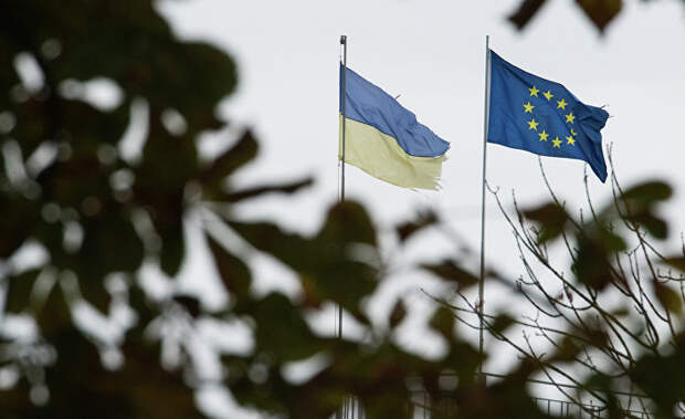 Флаги Украины и Европейского союза на одной из улиц Киева
