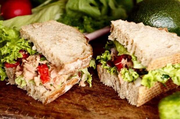 Сэндвич с тунцом и зеленью.
