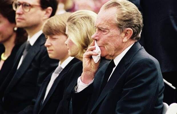 Ричард Никсон на похоронах своей жены, 26 июня 1993 года. известные люди, история, фото
