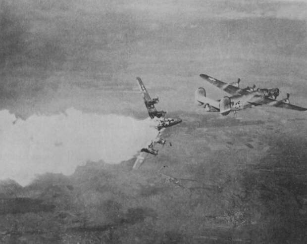 Горящий бомбардировщик B-24H «Либерейтор» из состава 793-ей бомбардировочной эскадрильи 465-й бомбардировочной группы 15-й воздушной армии США, подбитый зенитным огнем. Германия. 1944 год. история, люди, мир, фото