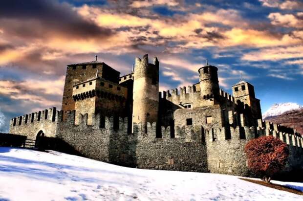 Грозный замок Фенис: выдающаяся достопримечательность в Альпах Италии. | Фото: topvoyager.com.