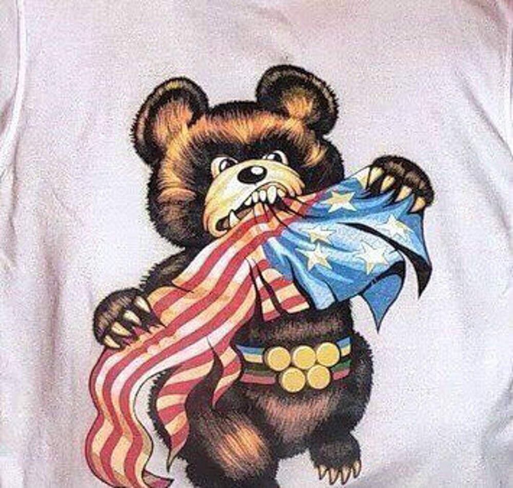 Медведь рвет американский флаг