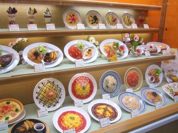 Искусственные блюда на витринах общепита в Японии