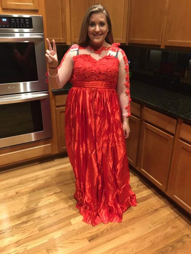 Эта девушка заказала выпускное платье в интернет-магазине. Только взгляни, что ей прислали!