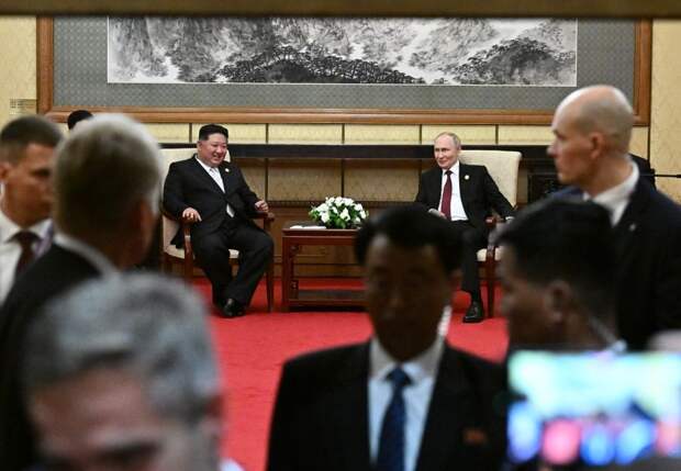 Владимир Путин и председатель государственных дел КНДР Ким Чен Ын во время встречи в Пекине