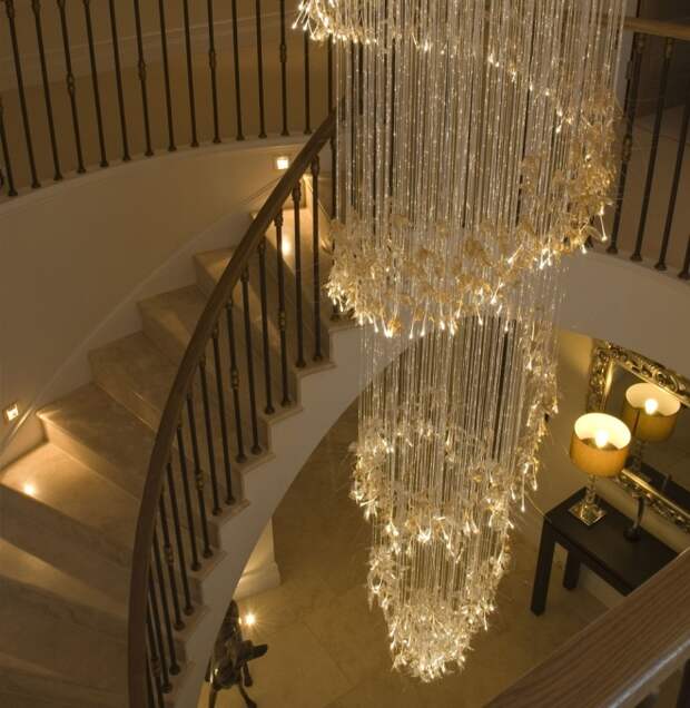 Освещение лестницы на второй этаж в частном доме: варианты оформления (77 фото)