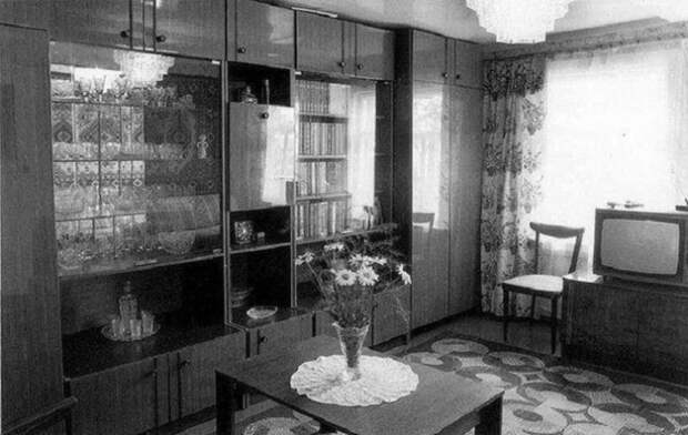 Образцовый интерьер советской квартиры в 1970-е годы. Образцовый интерьер советской квартиры в 1970-е годы.
