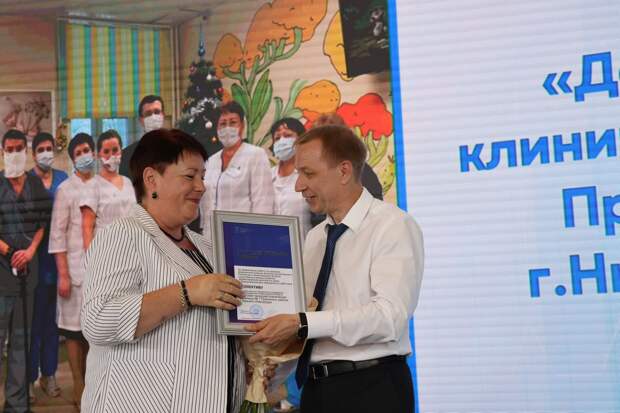 Нижегородские медработники и коллективы учреждений здравоохранения получили награды в преддверии профессионального праздника