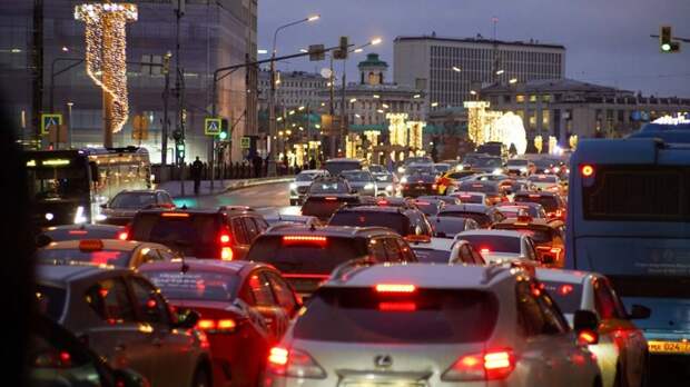 Предновогодние заторы на дорогах Москвы: когда ждать пик 10-балльных пробок
