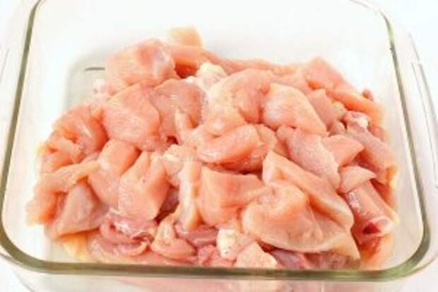С курицы срезать мясо и порезать его средними кубиками приблизительно 2х2 см.