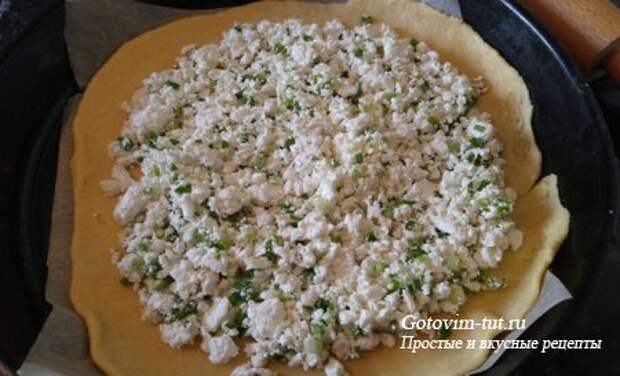 Пирог с творогом, колбасой и сыром