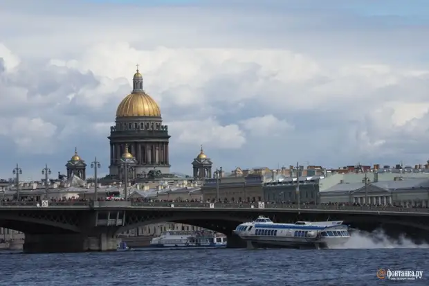 Парад «Метеоров» и вальс буксиров в Петербурге. Посмотрите, как это было