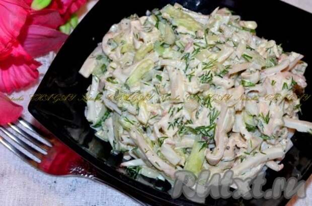 Выложить салат "Визави" в салатник, охладить и можно подавать. Вкусный, легкий и остренький салатик с курицей, кальмарами и огурцом готов. 