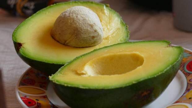 Диетолог Писарева порекомендовала есть авокадо и жирную рыбу для здоровья