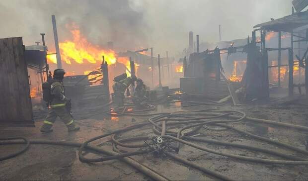 Более двух часов тушили пожар в банном комплексе под Ижевском