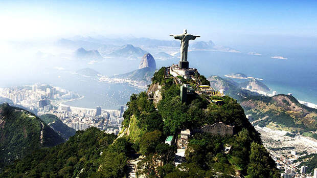 Статуя Христа-Искупителя на фоне панорамы Рио-де-Жанейро