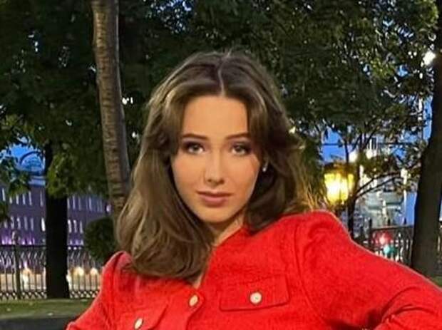 Вера Алдонина отметила 18-летие: семья, как хор, пела для именинницы песню, сочиненную мамой Юлии Началовой