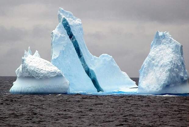 Айсберг с голубой полосой
