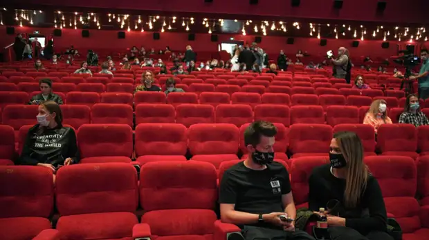 Попова выступила против тотального запрета на зрелищные мероприятия