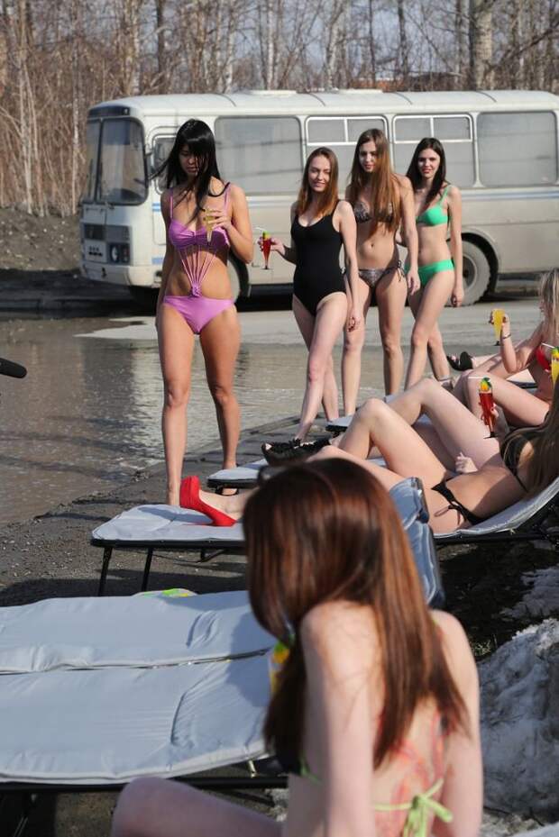 Эти девушки продемонстрировали свои новые купальники, а также привлекли внимание общественности к проблеме плохих дорог  девушки, лето, пляж, прикол, юмор