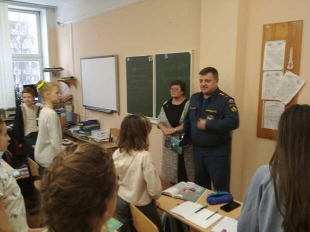 Сотрудники МЧС рассказали детям о правилах безопасности. Фото: Пресс-служба МЧС по ВАО