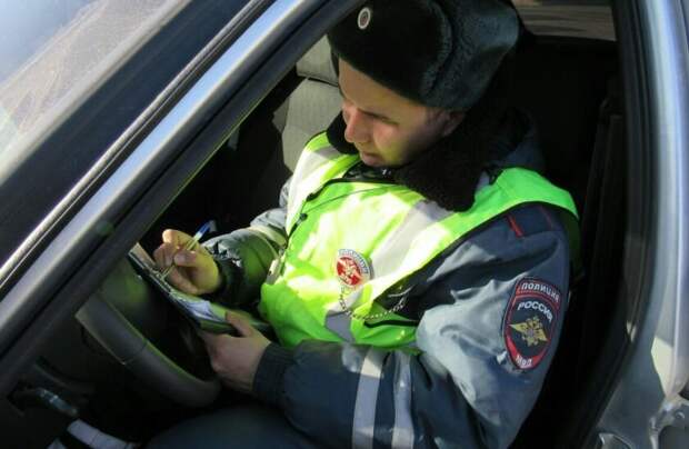 Имеет ли инспектор ГИБДД право уносить документы в свою машину?