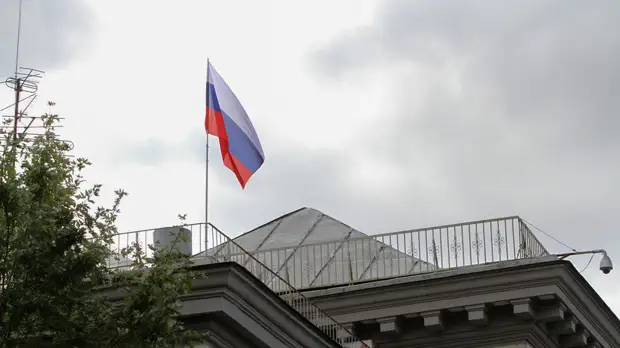 РИА Новости: некоторые сотрудники российской дипмиссии начали покидать Украину