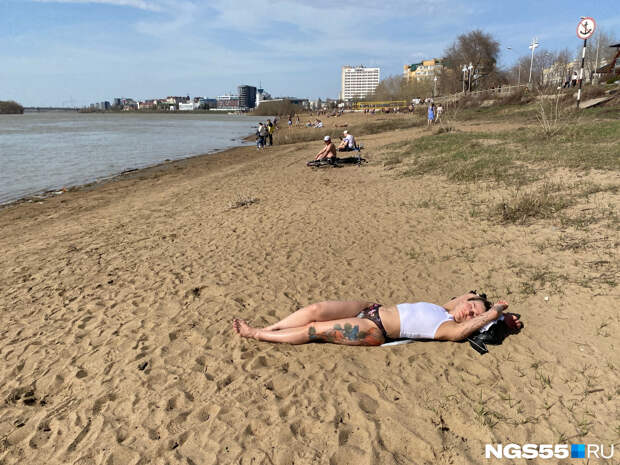 С голым торсом и в купальниках: омичи пришли загорать на центральный пляж — по-настоящему «летние» фото