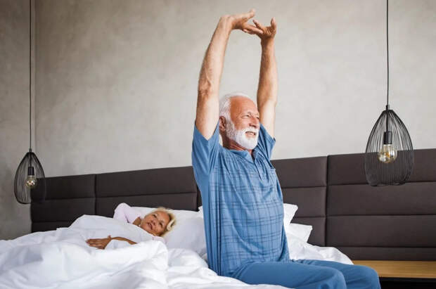 Врач назвал лучшие позы для сна для людей старше 45 лет