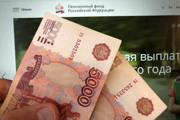 По 10 000 рублей зачислят на карту: кому в понедельник придет новое пособие от ПФР