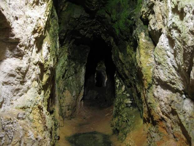 В этих сырых пещерах делают продукт, который едят миллионы людей.