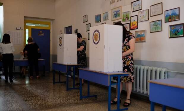 Кандидат с молотком: как Пашинян "выбивал" конкурентов на выборах в Армении