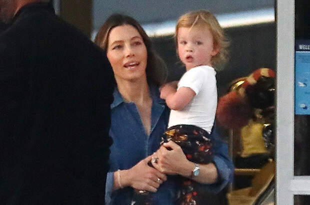 Off-duty: Джастин Тимберлейк и Джессика Бил с младшим сыном в аэропорту Лос-Анджелеса