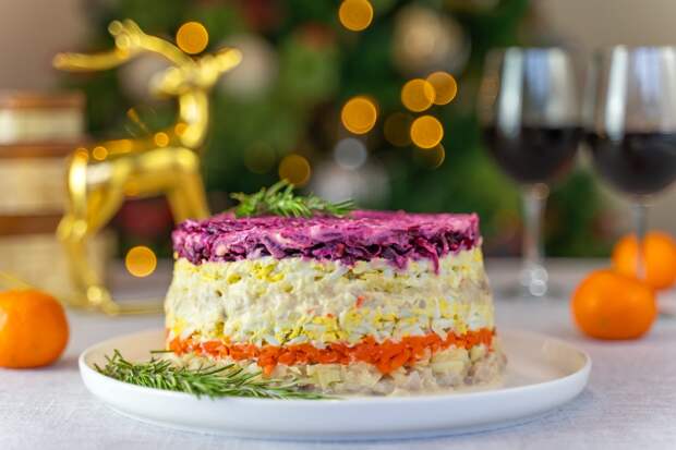 Россиянам рассказали про сроки годности новогодних блюд