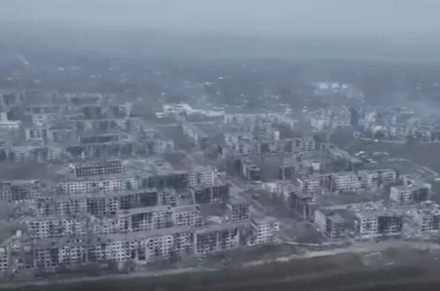 Бойцы ВС РФ поздравляли жителей Димитрова в костюмах Дедов Морозов