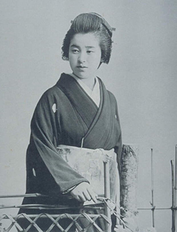 В конце периода Эдо (1603-1868), район  Янагибаши, рядом с мостом Риогоку был в Токио основным районом гейш.