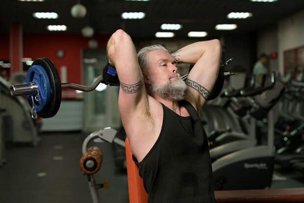 GeroScience: силовые тренировки замедляют старение мозга у пожилых