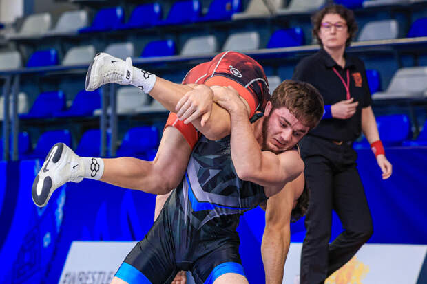 Российскому борцу вольного стиля Бозигиту Исламгерееву подарили кроссовер