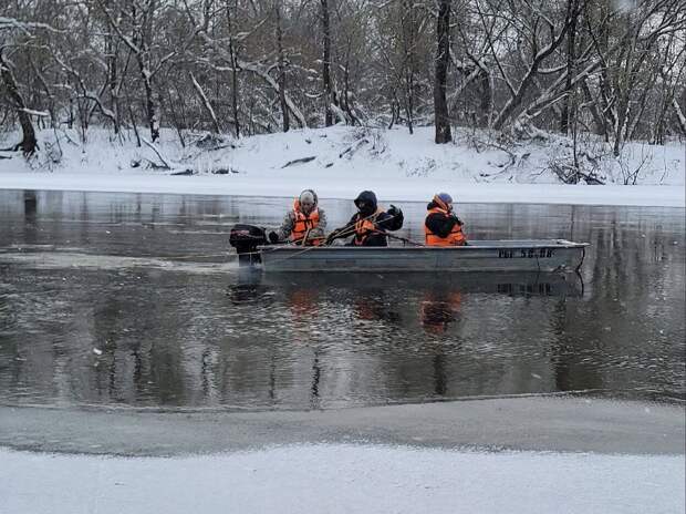 К поиску провалившихся под лед в Брянске детей подключили подводные камеры