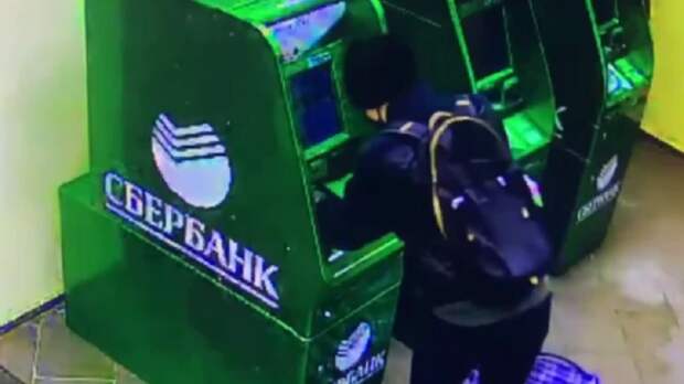 Россиянка попыталась взорвать банкомат с помощью газового баллона и попала на видео