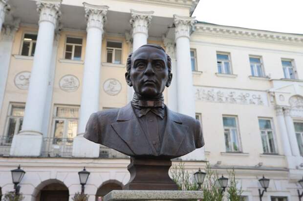 Памятник А.В. Головнину